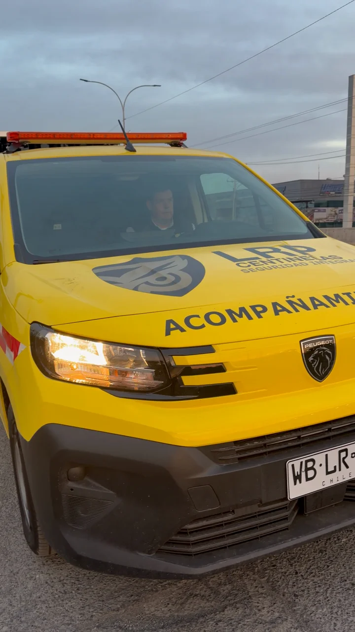 Vista frontal de un vehículo escolta LRP con baliza y rotulación de acompañamiento