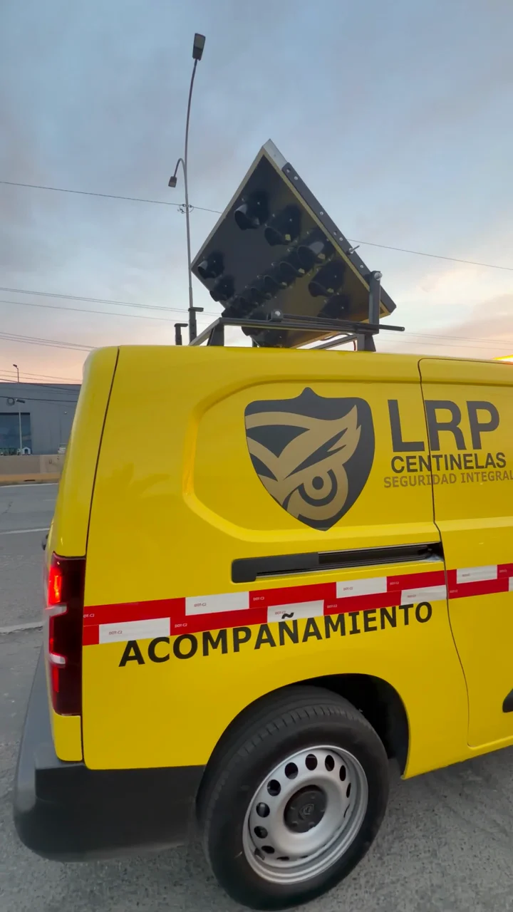 Señalización de apoyo en ruta instalada en un vehículo de la flota LRP
